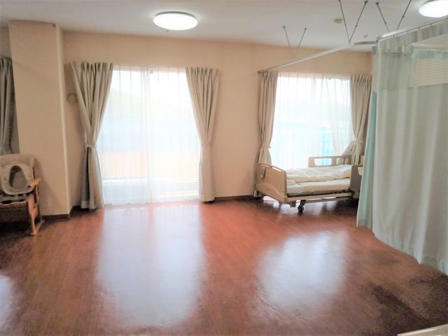 自然光あふれる居室 居室 明るい自然光が差し込む広々とした居室で、快適な生活環境が整っています。