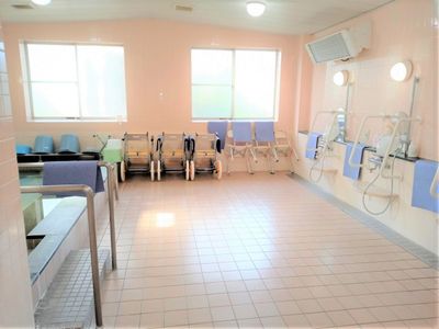 車椅子が並ぶ浴室