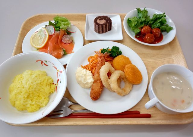 色とりどりの食事トレイ 食堂 栄養バランスに配慮した美味しそうな食事が並んでいます。多様なメニューで飽きが来ません。