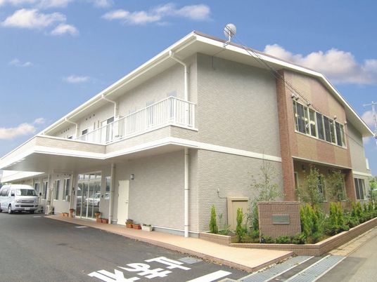 明るい外観の建物  