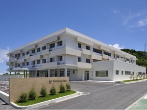 白い外観の建物外観  