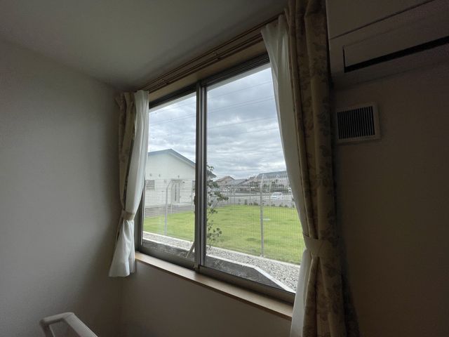 広がる緑の眺望窓辺 居室 ゆったりとした窓辺からは緑の眺めを楽しめ、穏やかな時間を過ごせる空間です。