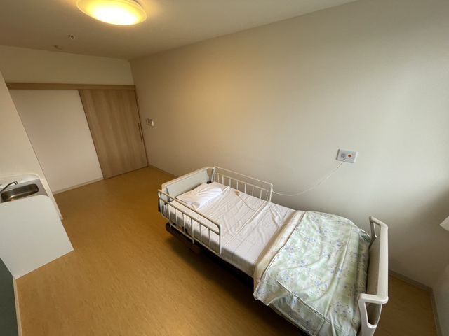 居心地の良い居室 居室 ゆったりとした寛ぎの個室です。シンプルで清潔な空間が保たれ、プライバシーが尊重されています。