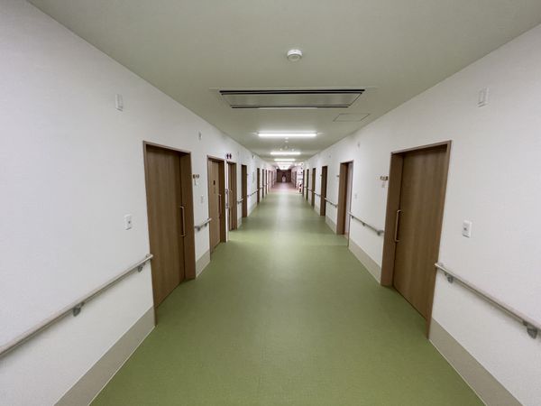 廊下の清潔な風景