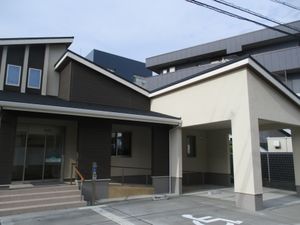 落ち着いた色調の外観