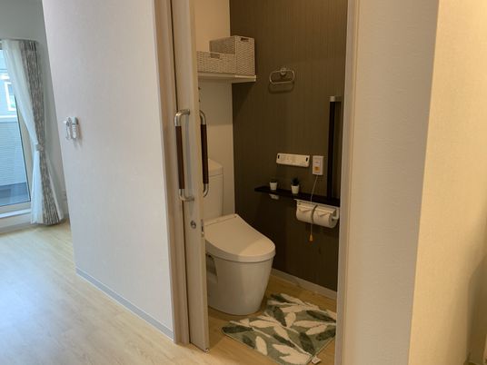 明るいトイレの一角