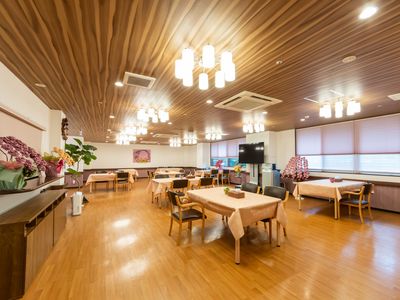 広々とした明るい食堂