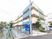 多色の外壁を持つ建物
