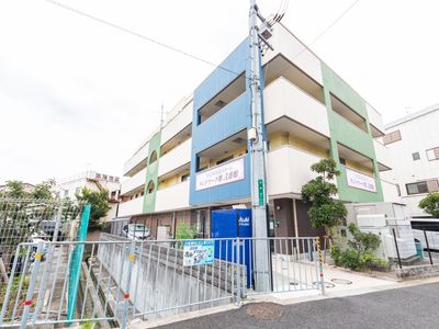 多色の外壁を持つ建物