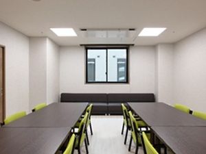 明るい多目的室の会議机