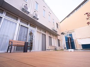 中庭のウッドデッキ  