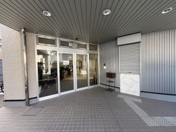 広いスロープの入口