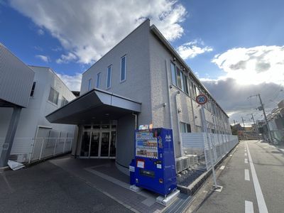 青空の下の建物外観