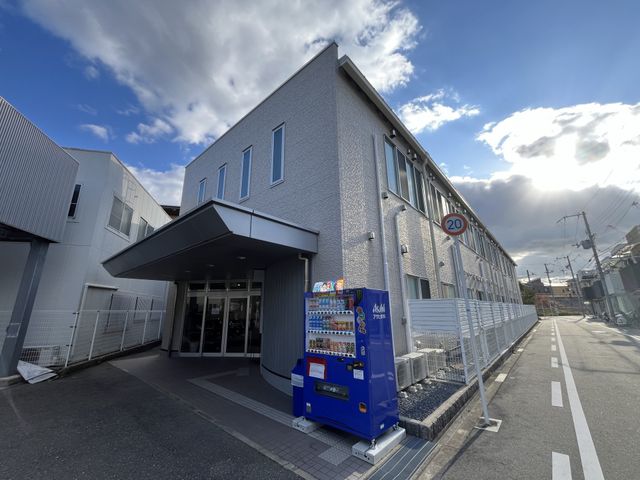 青空の下の建物外観