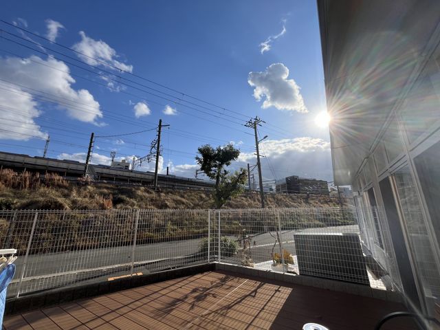 日差しが降り注ぐテラス