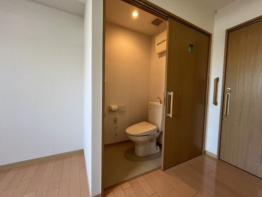 明るいトイレの一角