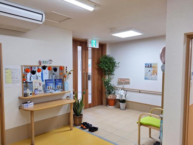 明るい廊下のエントランス