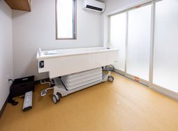 機能訓練用の器具が備え付けられた部屋