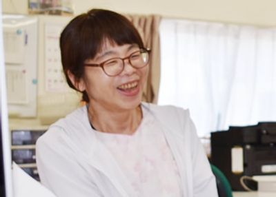 笑顔のスタッフが対話する室内