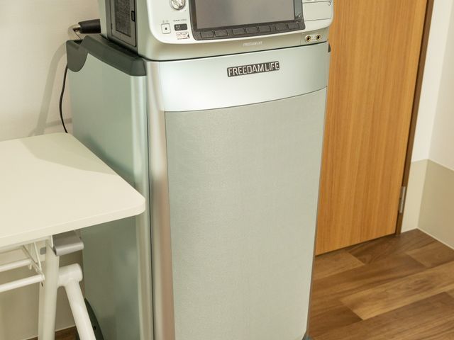清潔感ある居室の一角 内観 リハビリ機能付きの設備が備わる広々した空間です。ご自宅のような安心感をご提供します。