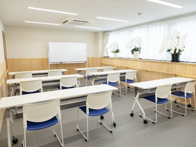 ゆとりある多目的室 多目的室 広々とした清潔な多用途室です。イスに腰掛けて、様々な活動や交流をお楽しみいただけます。