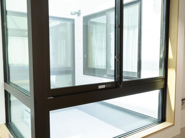 明るい居室の窓 廊下 ゆとりある窓から自然光が差し込み、居室が快適な明るさで満たされています。