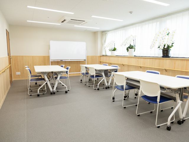 明るい多目的室 多目的室 ゆったりとした椅子配置の多目的室です。窓の光が心地よく、様々な催しも開催できるスペースとなっています。