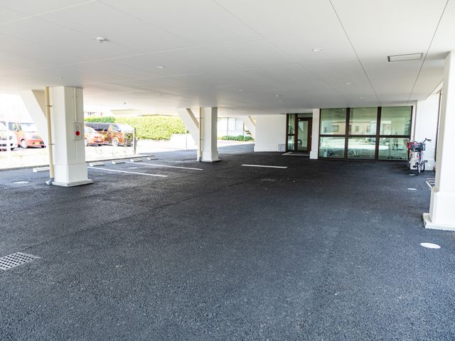 広々としたエントランス風景 エントランス 柱が立ち並ぶ、開放的なエントランスです。来訪時のアクセスも快適で、気持ちの良いお迎えができます。