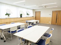 明るく広々とした食堂