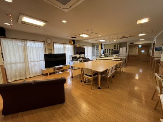 広々とした明るい食堂