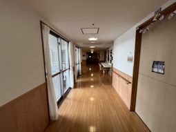 廊下の明るい様子