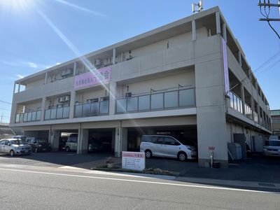 明るい外観の建物