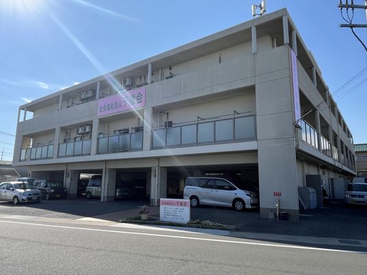 明るい外観の建物