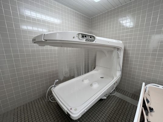 近未来的な機器の浴室
