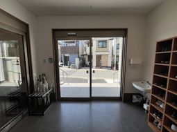 靴棚のある出入口