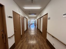 明るく清潔な廊下