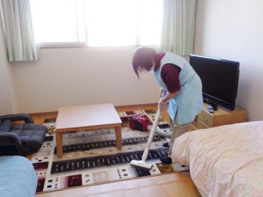 掃除する居室  