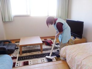 掃除する職員の居室  