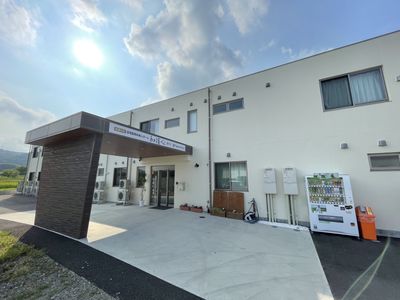 光輝く施設のエントランス
