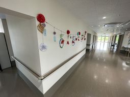 手工芸品が飾られた廊下