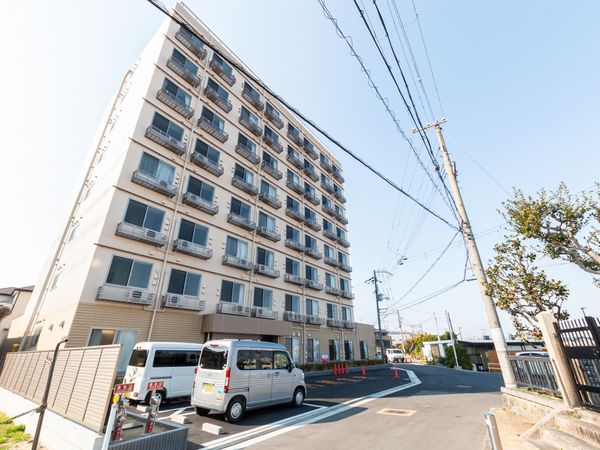 広い建物の外観