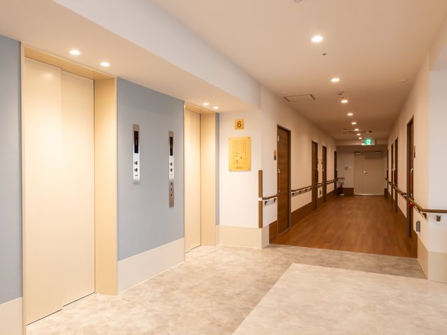 明るい廊下とエレベーター 廊下 広々とした明るい廊下には、エレベーターが設置され、移動がスムーズに行えます。職員の方々に快適な動線を提供いたします。