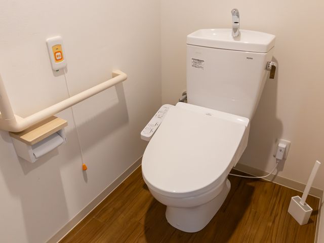 手すり付きのトイレ トイレ 手すりが設置されており、安全に配慮されたトイレです。快適に使用いただけます。