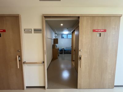 落ち着いた部屋の入口
