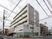 落ち着いた外観の建物