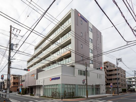 落ち着いた外観の建物