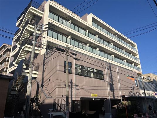 モダンな外観の建物