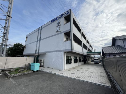 白い建物の外観