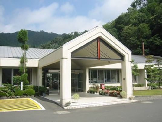 自然に囲まれた玄関外観  