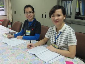 記録をつける職員の会議室  